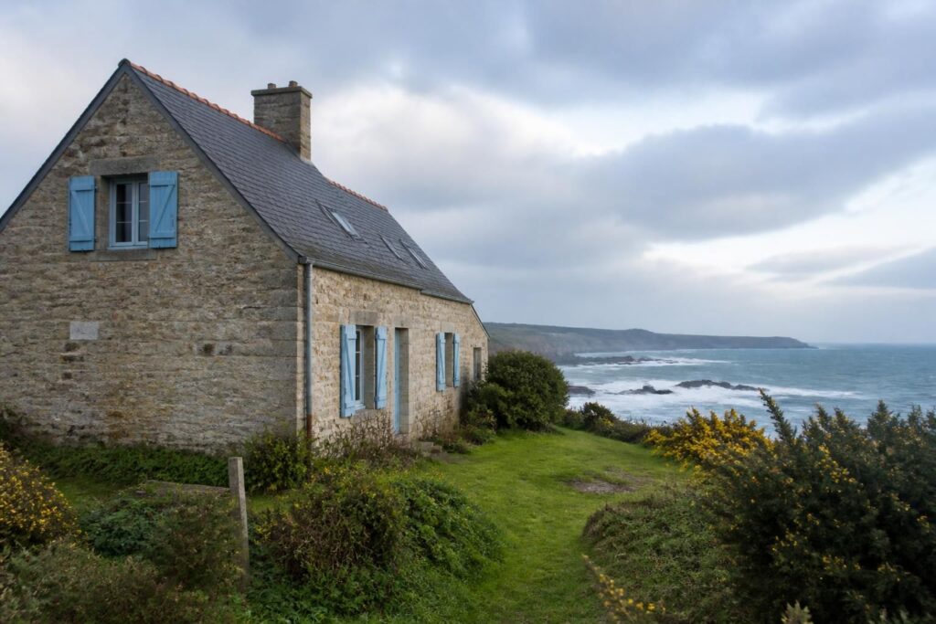 découvrez des maisons bord de mer en bretagne à moins de 100 000 euros. opportunités uniques et conseils pratiques pour investir dans une résidence côtière abordable.